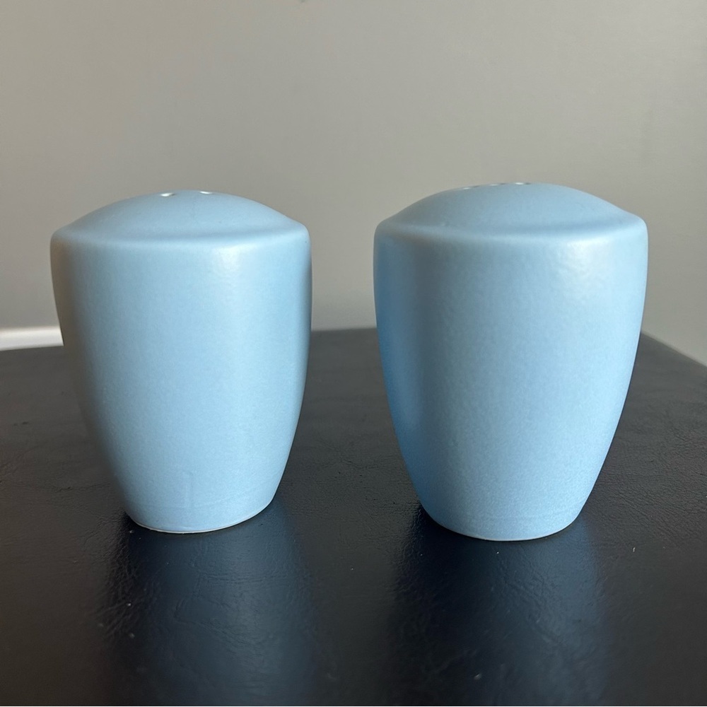 Noritake Colorwave Sky Blue Round Stoneware Salt & Pepper Shakers - Picture 2 of 8